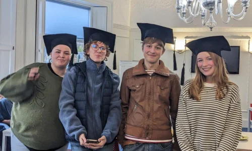 jeunes étudiants diplômés de Cork