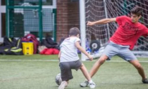 étudiants qui jouent au foot à Eastbourne