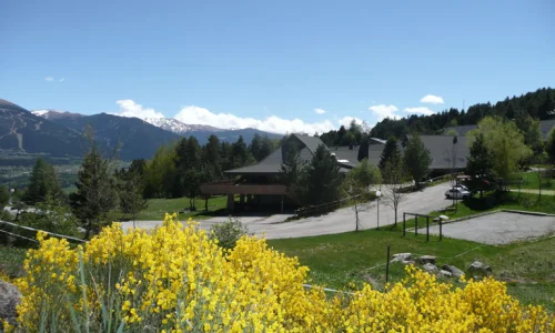 Extérieur du Chalet du Ticou avec vue sur les montagnes