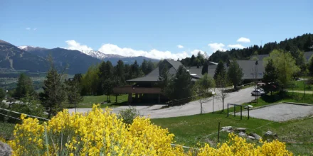 Extérieur du Chalet du Ticou avec vue sur les montagnes