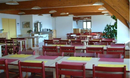 Salle de restauration au Chalet du Ticou