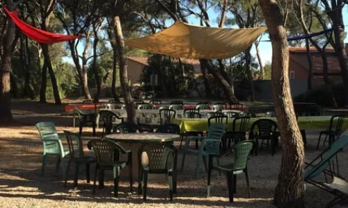 Restauration en extérieur au centre de vacances de Fabrégas