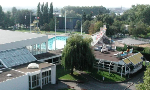 Vue aérienne du centre aquatique à Mâcon