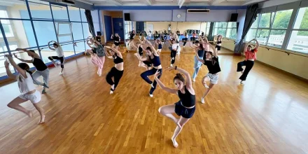 Jeunes dansant dans une salle de danse