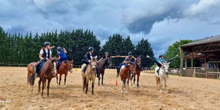 Groupe de cavaliers et leurs chevaux lors d'un stage d'équitation