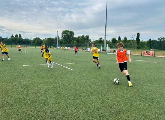 Jeunes jouant au football à Mâcon