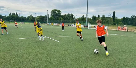Jeunes jouant au football à Mâcon