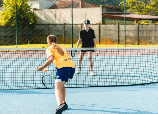 Jeunes jouant au tennis sur un terrain lors d'un stage sportif à Mâcon