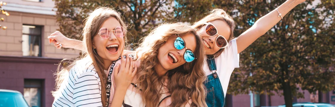 Jeunes ados s'amusant en découvrant une ville