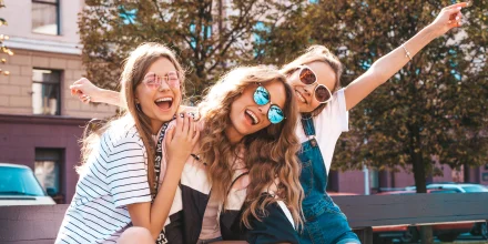 Jeunes ados s'amusant en découvrant une ville