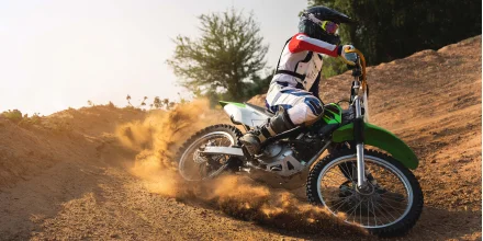 jeune ado s'entrainant au motocross