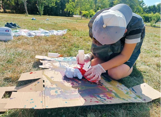 Enfant en colo créant son tshirt personnalisé