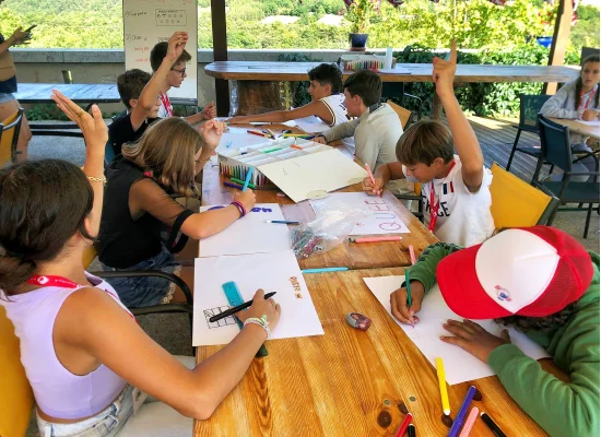 Enfants s'amusant en apprenant l'anglais lors d'une colonie de vacances