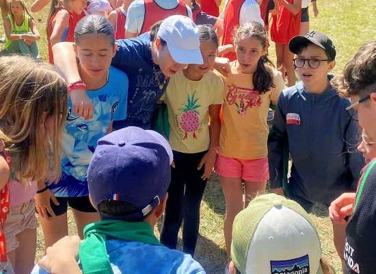 Cohésion d'équipe entre jeunes ados lors de leur colonie de vacances