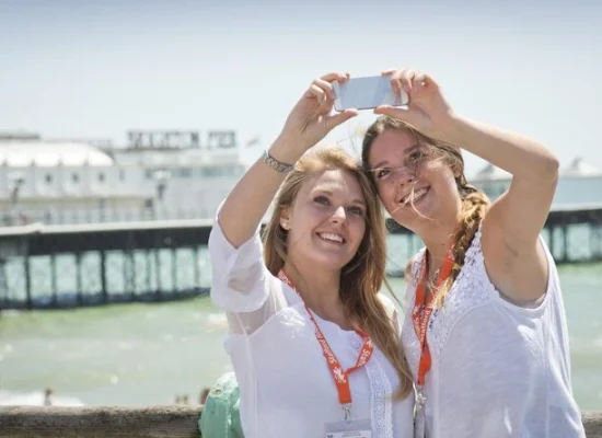 étudiantes qui prennent un selfie