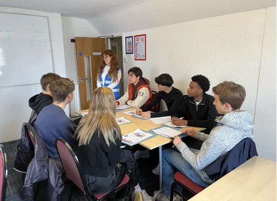 étudiants qui suivent un cours d'anglais à Margate