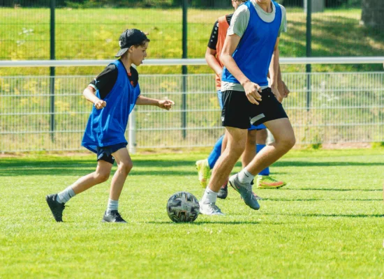 Jeunes qui jouent au foot