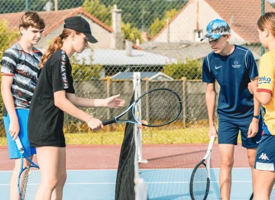 Jeunes qui font du tennis