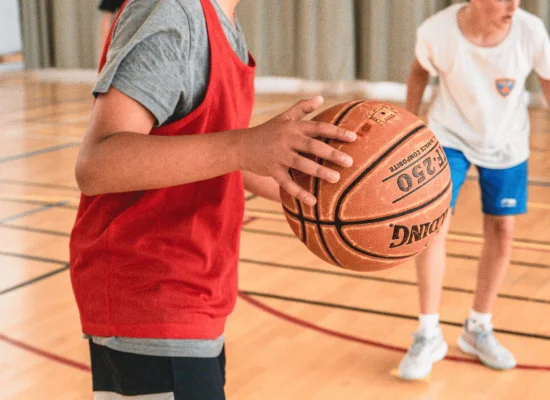 Jeunes qui font du basket