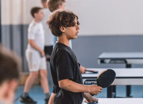 Jeune qui joue au ping pong