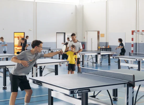 Jouer au tennis de table et apprendre l'anglais