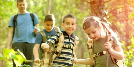 enfants aventure dans la foret