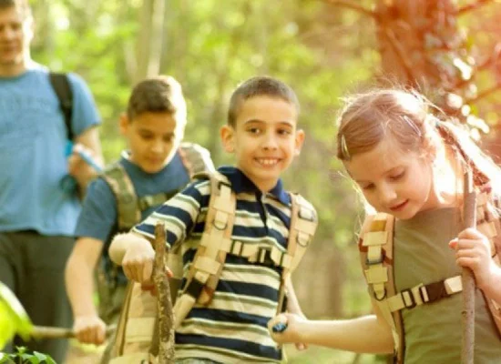 enfants aventure dans la foret