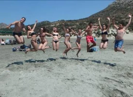 jeunes à la plage en Grèce