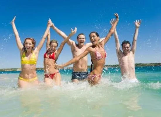Jeunes à la plage en Martinique