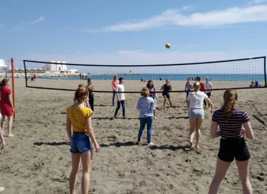 Jeunes qui jouent au volley