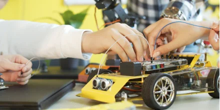 Séjour pour enfants et ados où l'on crée des véhicules robots