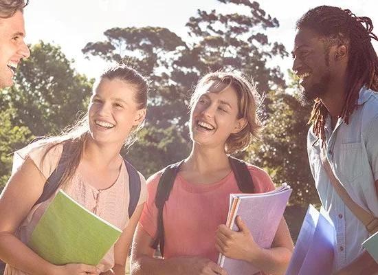 groupe 5 etudiants heureux exterieur