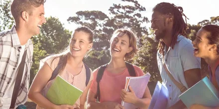 groupe 5 etudiants heureux exterieur