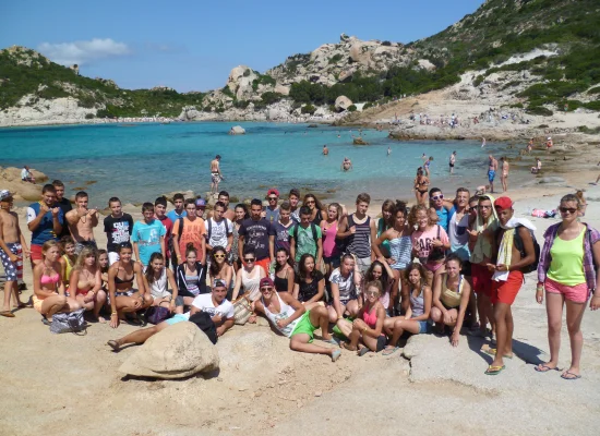 Groupe d'ados en colonie de vacances à la plage