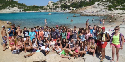 Groupe d'ados en colonie de vacances à la plage