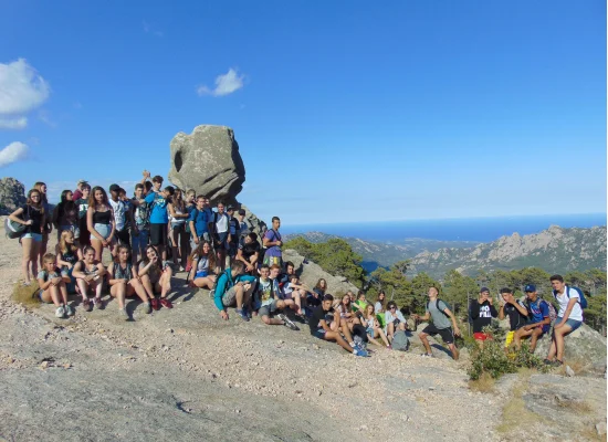 Groupe d'adolescents posant devant un point de vue après une randonnée