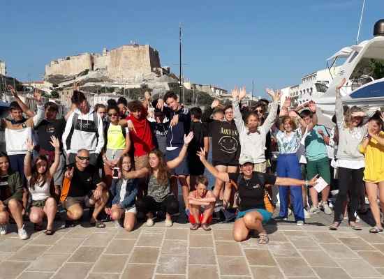 Groupe d'ados en colo en Corse et Sardaigne