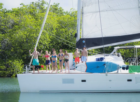 Groupe d'ados posant sur un voilier