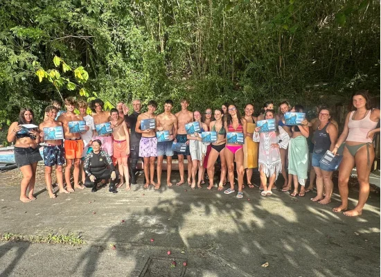 Groupe d'ados posant sur une plage en Martinique