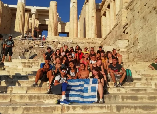 Groupe d'ados posant devant un monument anthique