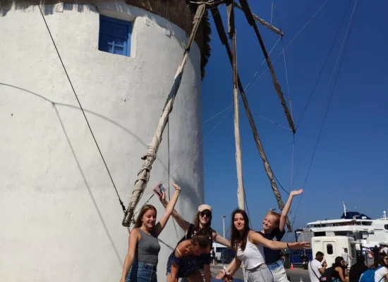 Groupe d'ados devant un moulin dans les cyclades
