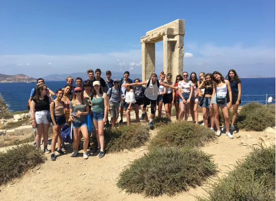 Groupe d'ados en colo devant la mer en Grèce