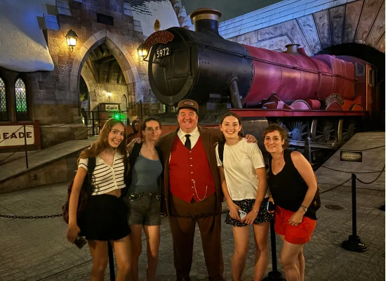 Groupe d'adolescents dans un parc d'attraction Harry Potter
