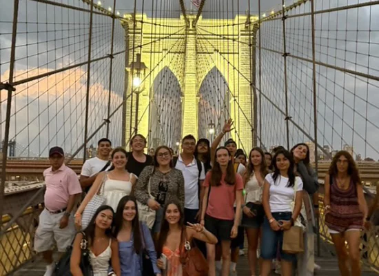 Groupe d'adolescents visitant Brooklyn Bridge