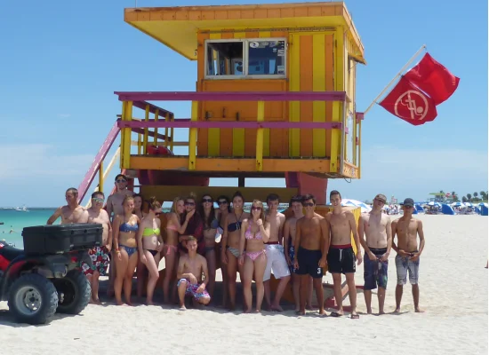 Groupe d'ados profitant de la plage en Floride