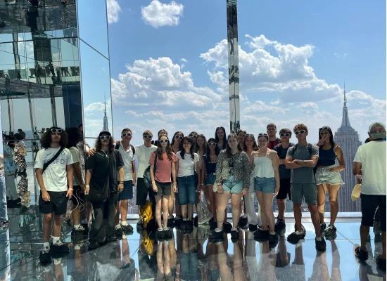 Groupe d'ados dans un gratte ciel new-yorkais