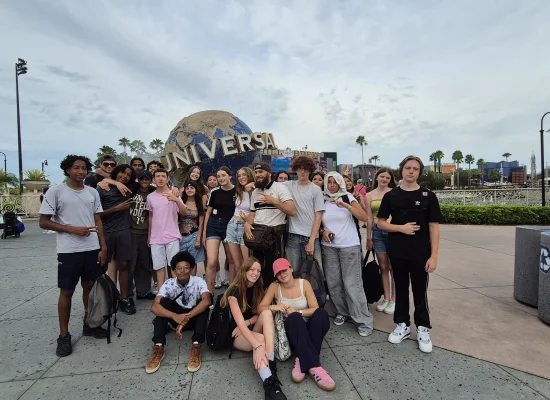 Groupe d'ados au parc d'attraction Universal en Floride