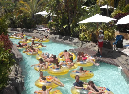 Adolescents s'amusant dans un parc aquatique