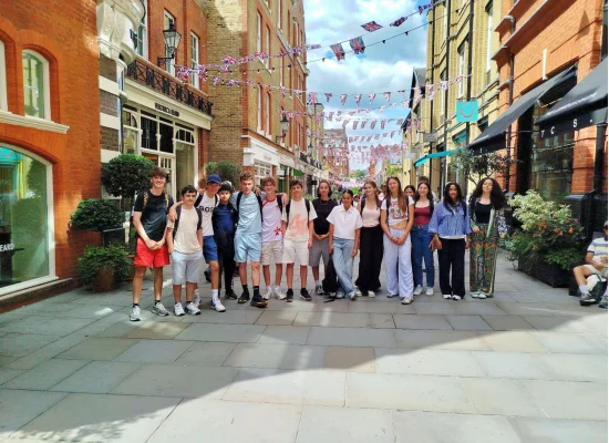 Groupe d'ados dans un quartier emblématique de Londres