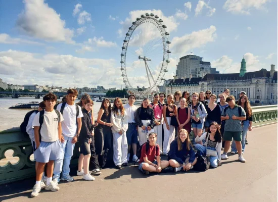 Groupe d'ados devant l'emblématique London Eye